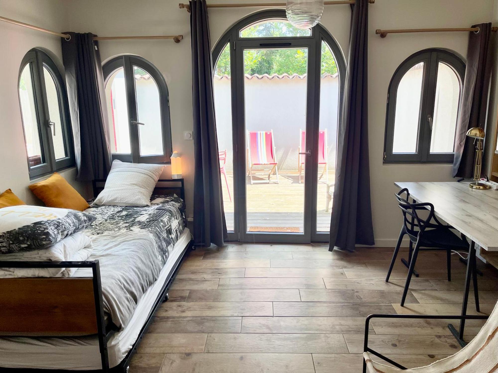 タッサン・ラ・ドゥミ・リュンヌ Aux Tourelles 1888 - Tres Proche Lyon Bed & Breakfast エクステリア 写真